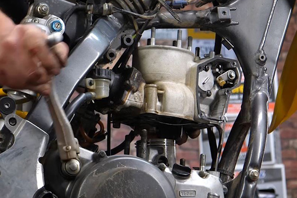🧪 How to Maintain a Two-Stroke Engine
